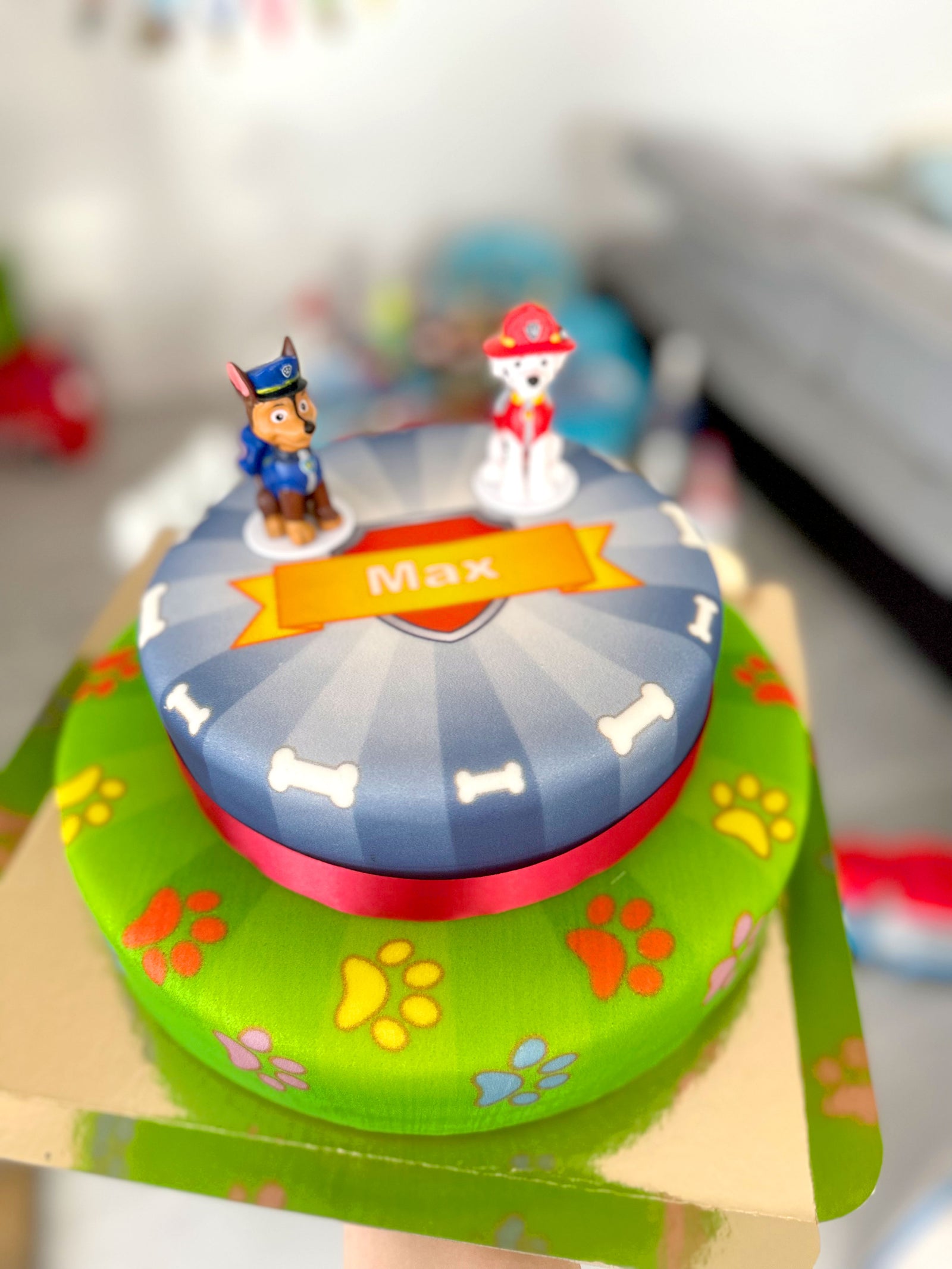 Chase und Marshall aus PAW Patrol® auf zweistöckiger Hundehelden-Torte