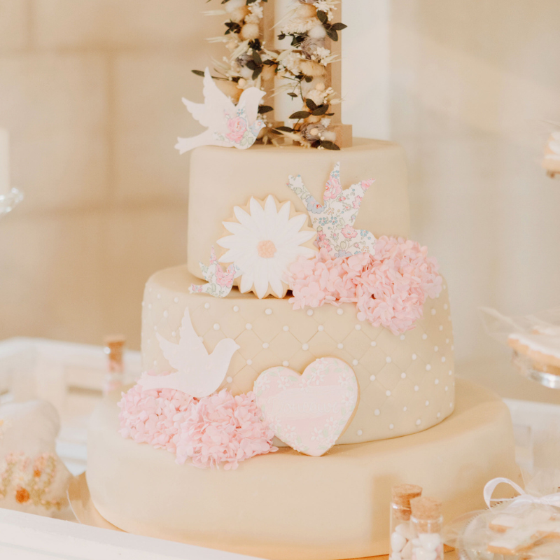 Weiße Hochzeitstorte "White Wedding"