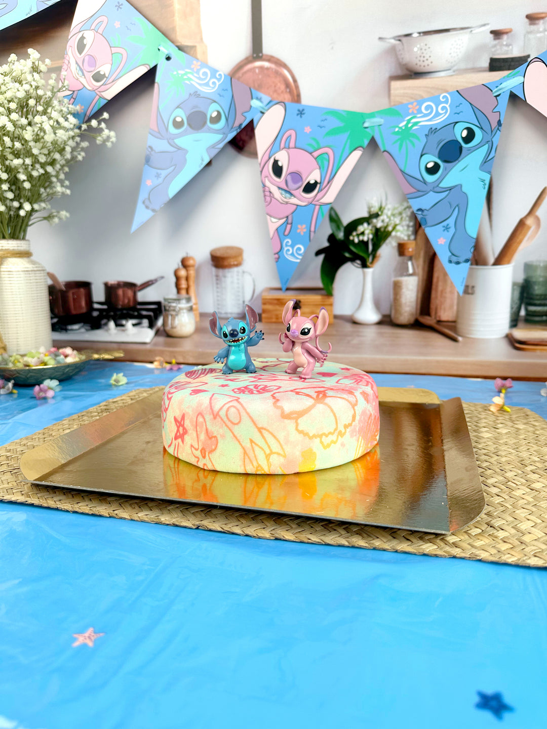 Angel & Stitch® auf tropischer Deluxe-Torte