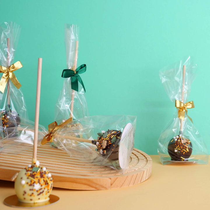 Deluxe Weihnachts-Cake-Pops mit gold-grünen Streuseln (10 Stück)