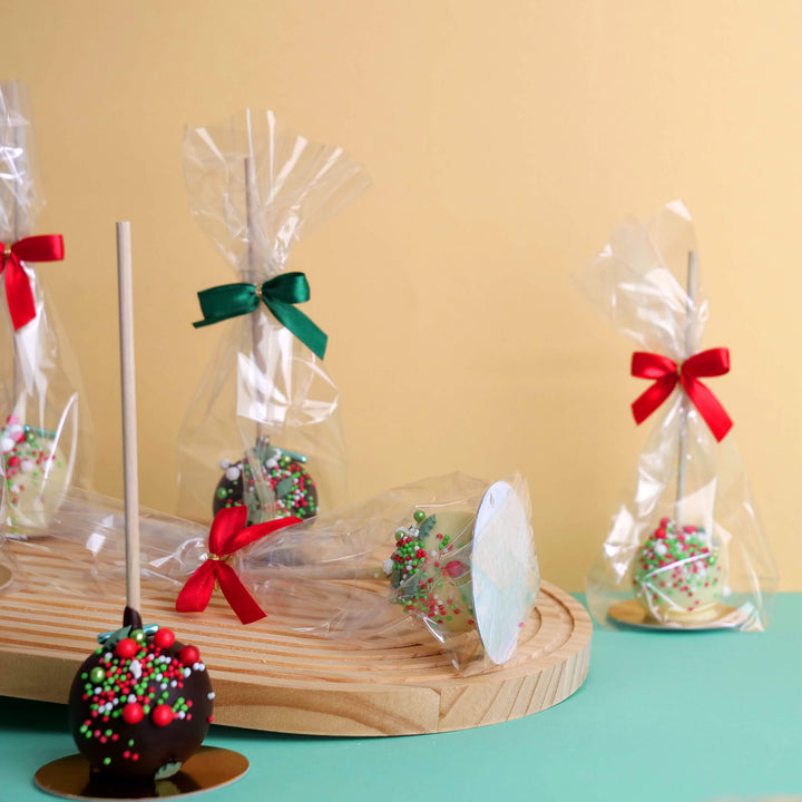 Deluxe Weihnachts-Cake-Pops mit rot-grünen Streuseln (10 Stück)