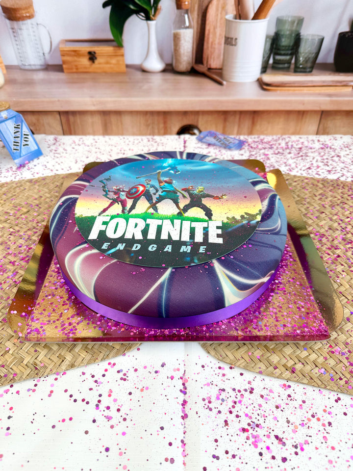 Fortnite®-Tortenaufleger auf Galaxie-Torte