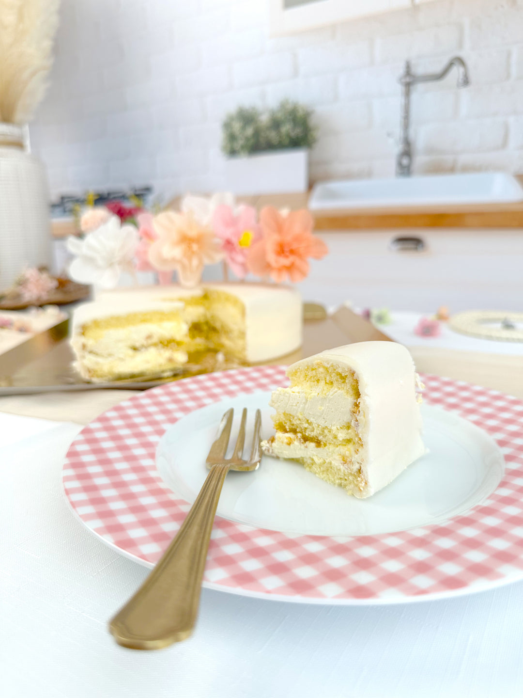 Weiße Torte mit Tortenband