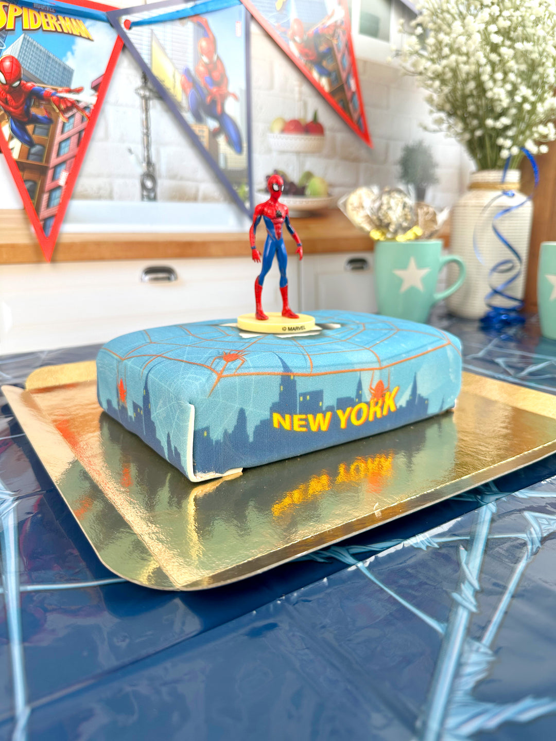 Spider-Man® auf Spinnennetz über New York -Torte