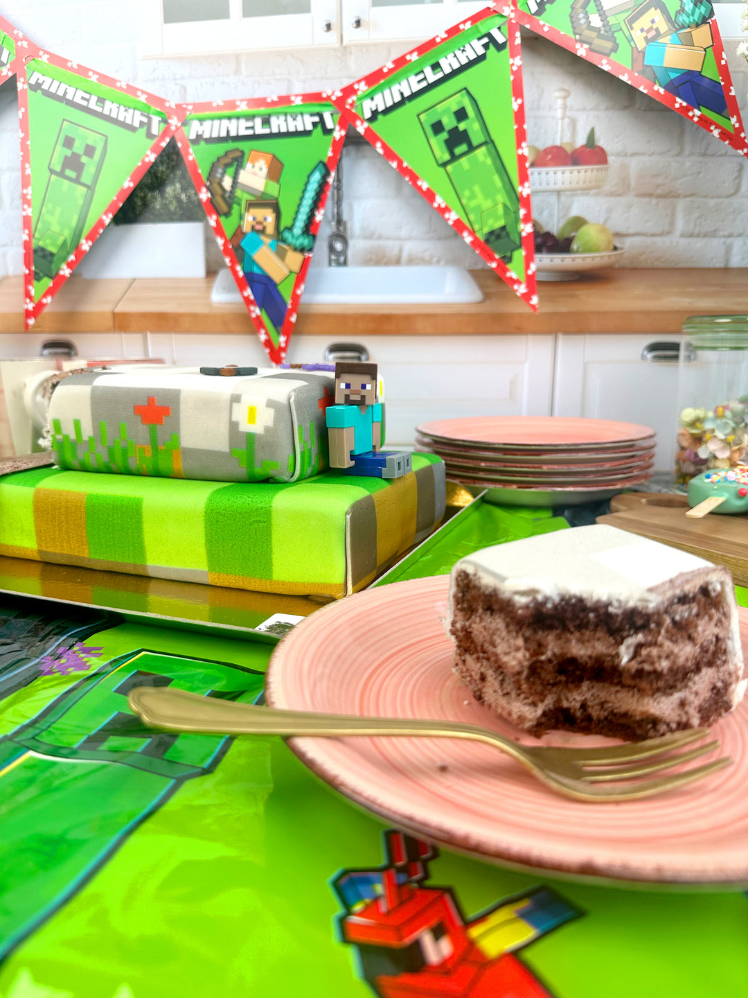 Minecraft®-Figur auf zweistöckiger Spielewelt-Torte