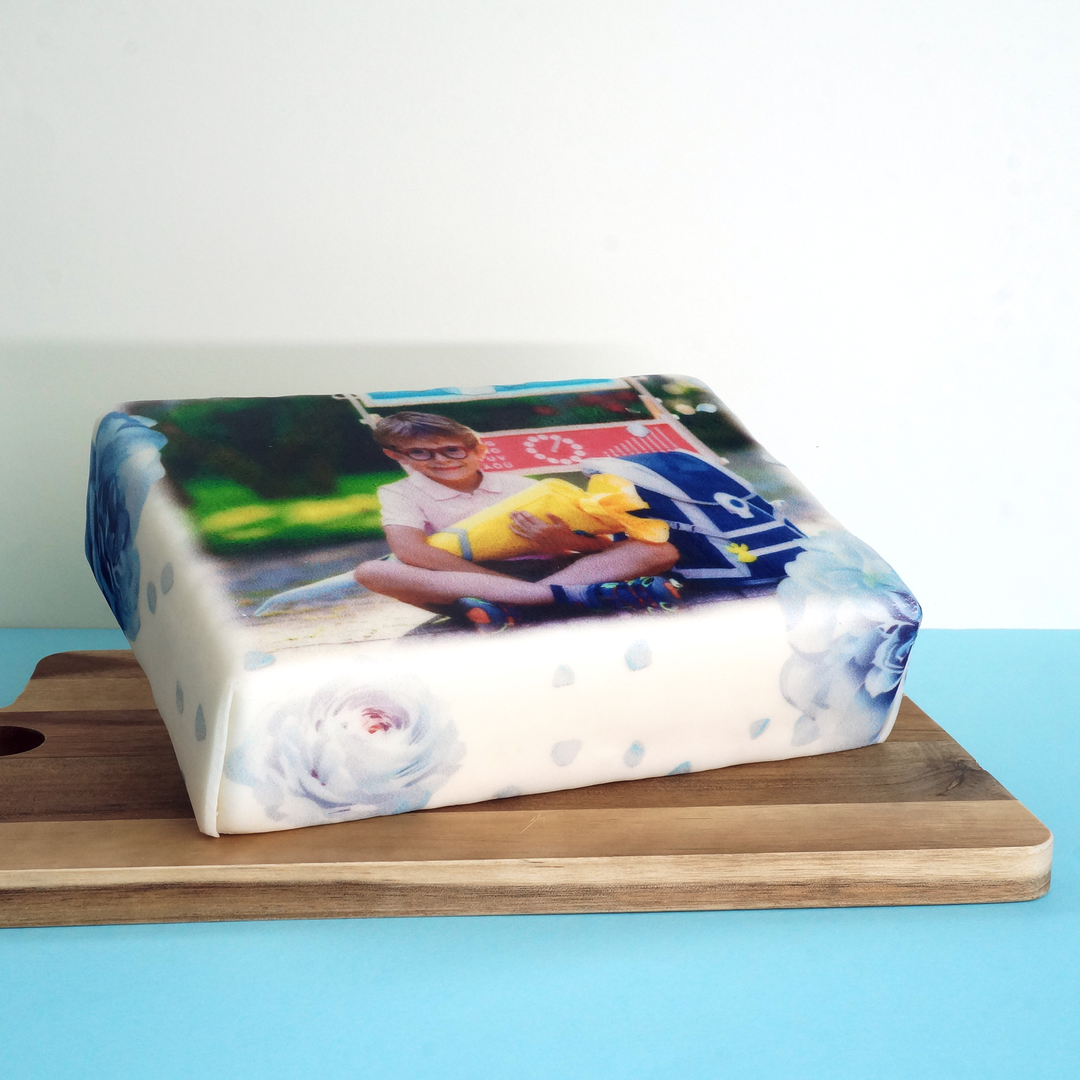 Fototorte mit blauem Blütenzauber-Rahmen, eckig