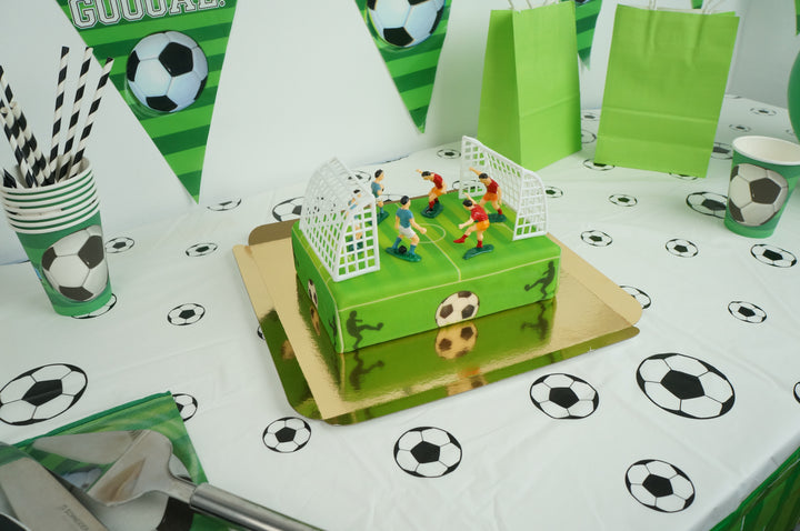 Fußballfeld-Torte mit Fußballern