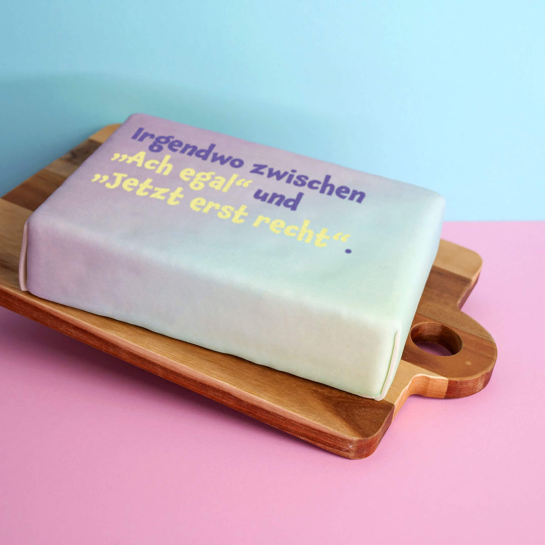 Spruch-Torte "Irgendwo zwischen „Ach egal“ und „Jetzt erst recht“."