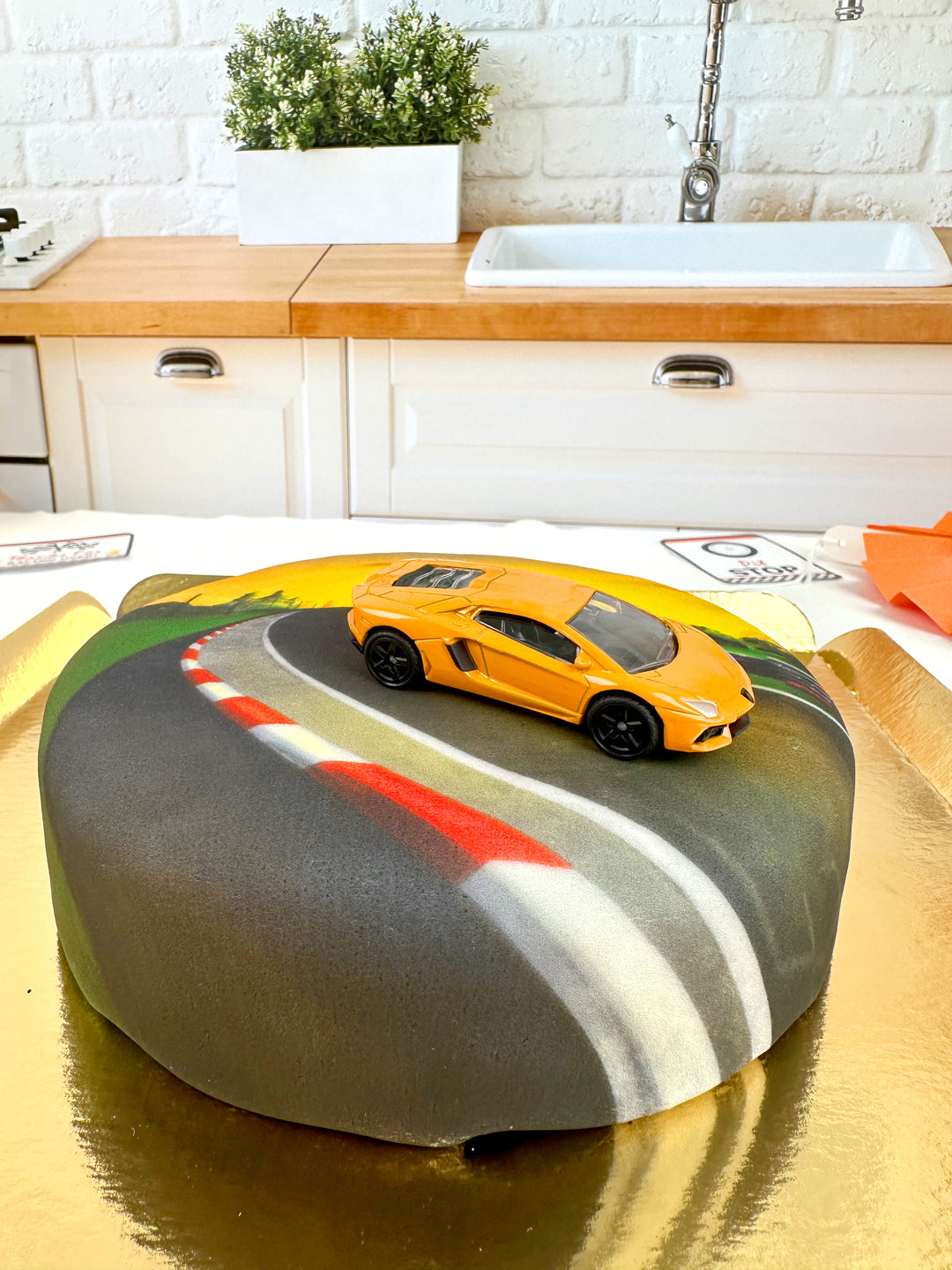 Spielzeugauto auf Torte-LAMBORGHINI