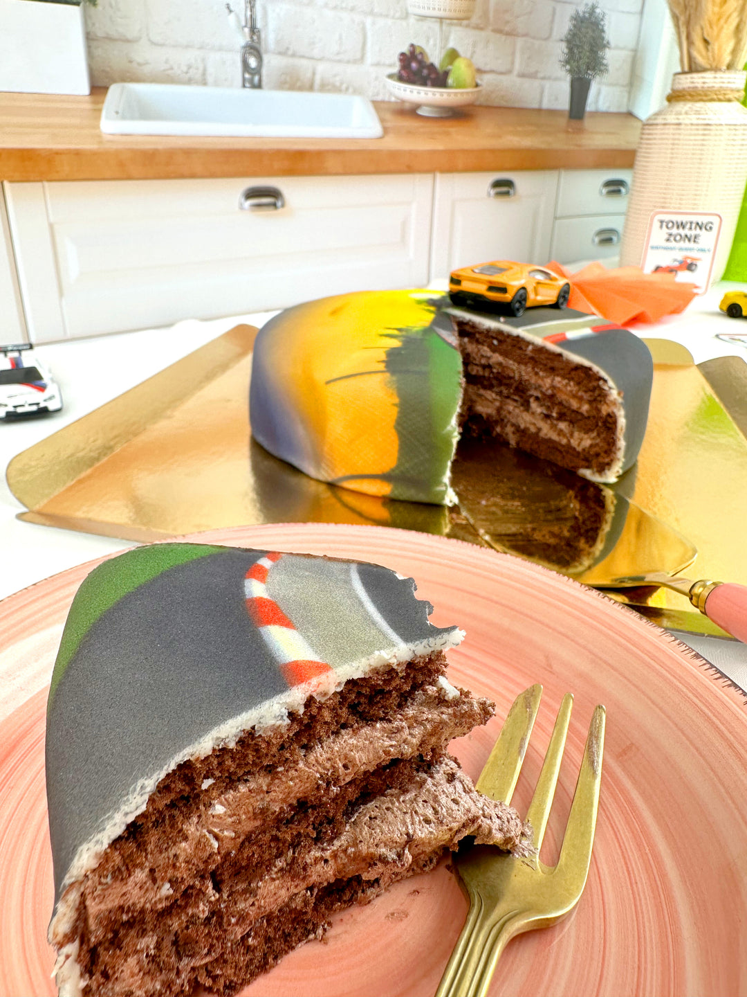 Spielzeugauto auf Torte-LAMBORGHINI