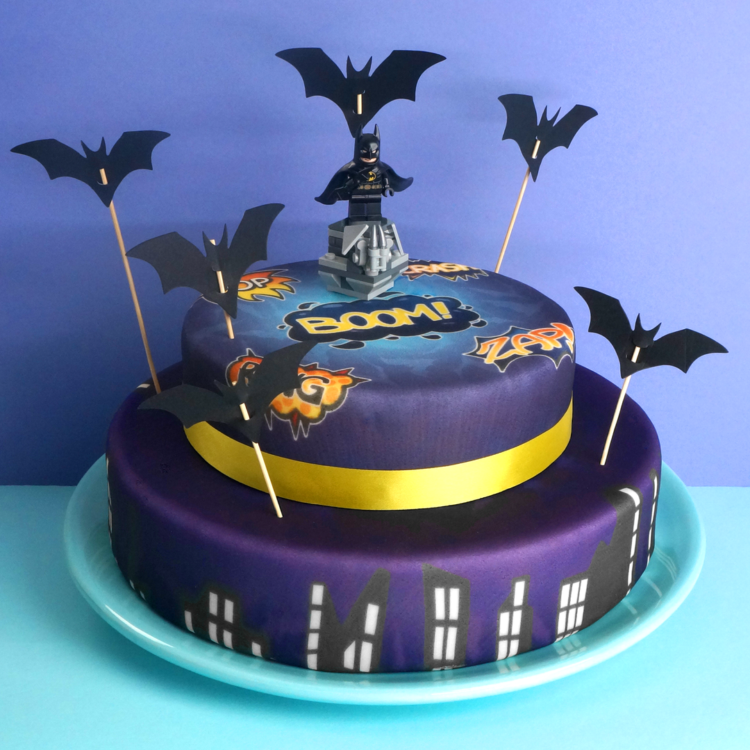 LEGO Batman®-Figur auf zweistöckiger Torte