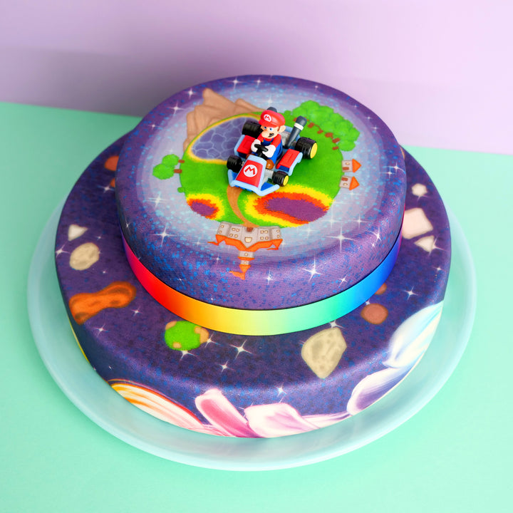 Mario Kart® auf zweistöckiger gemalter Planeten-Torte