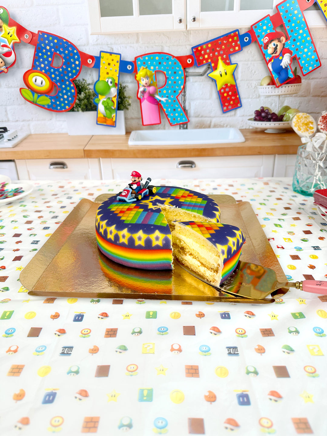 Mario Kart® auf Sternenstrecke-Torte