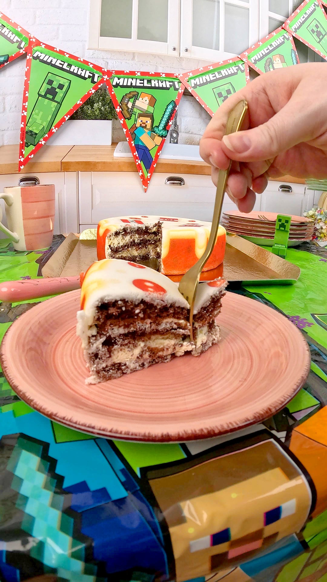 Minecraft®-Figur auf runder TNT-Torte