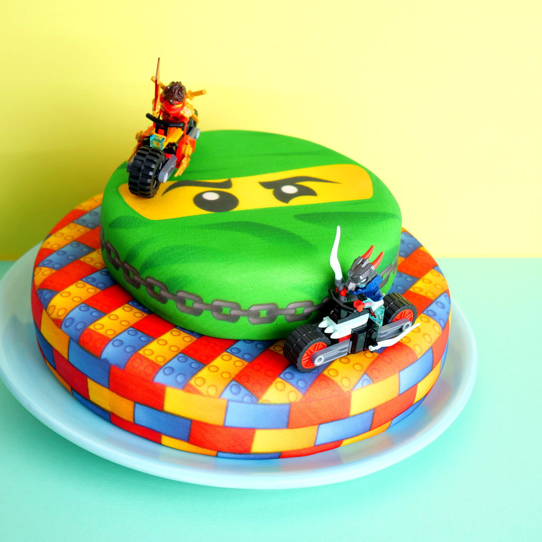 Lego® Ninjago® auf zweistöckiger Ninja-Torte