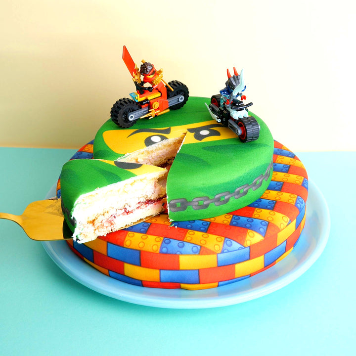 Lego® Ninjago® auf zweistöckiger Ninja-Torte