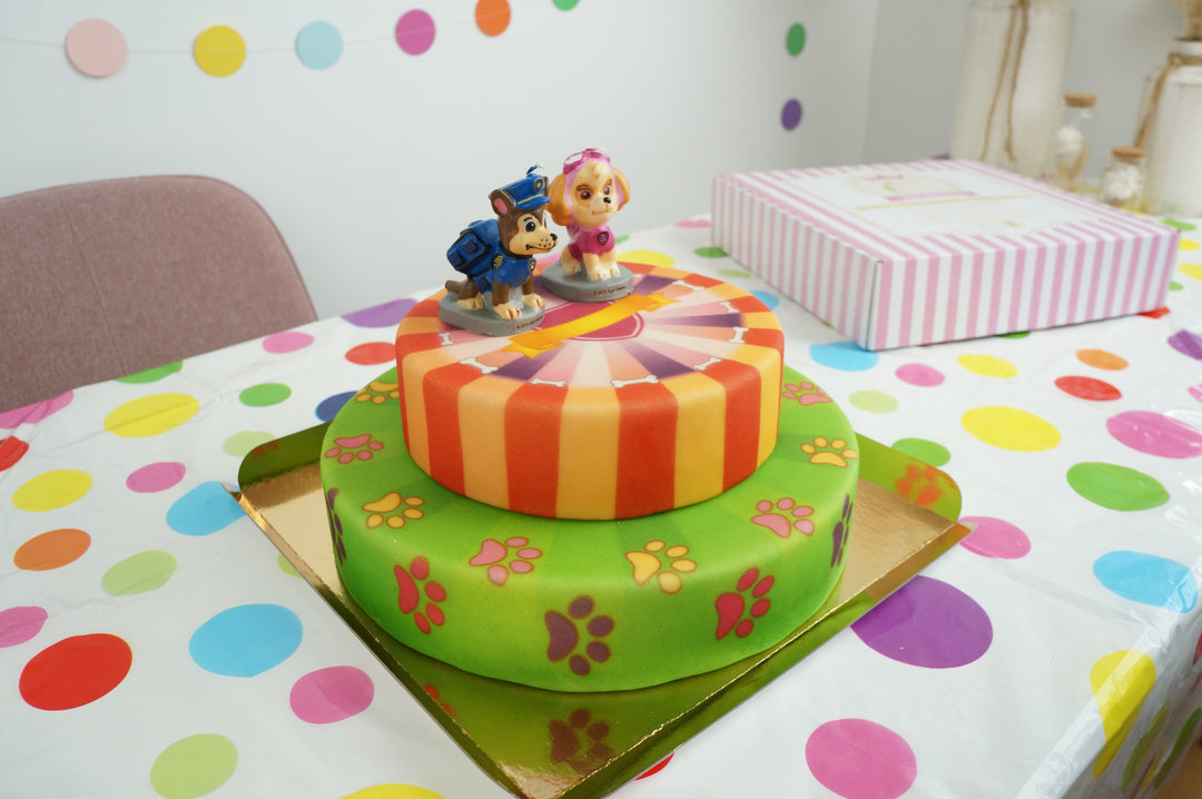 Paw Patrol® auf 2-stöckiger pinker Hundepfoten-Torte
