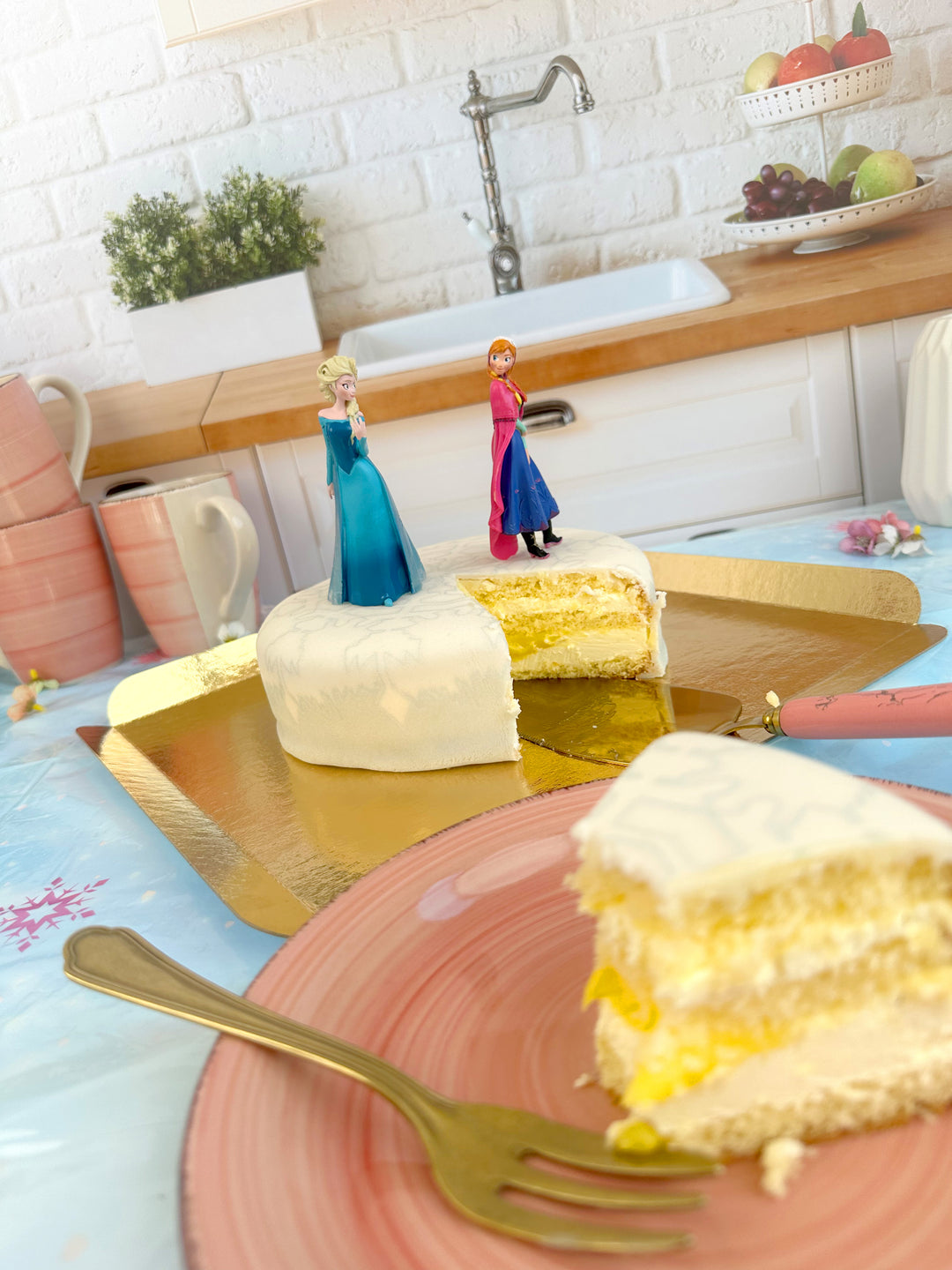 Anna und Elsa von die Eiskönigin® auf Schneeflocken-Torte