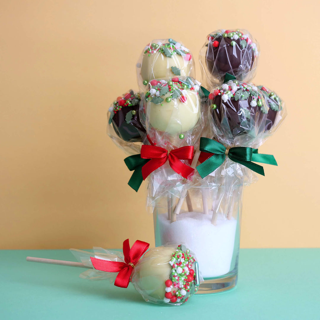 Weihnachts-Cake-Pops mit rot-grünen Streuseln (12 Stück)