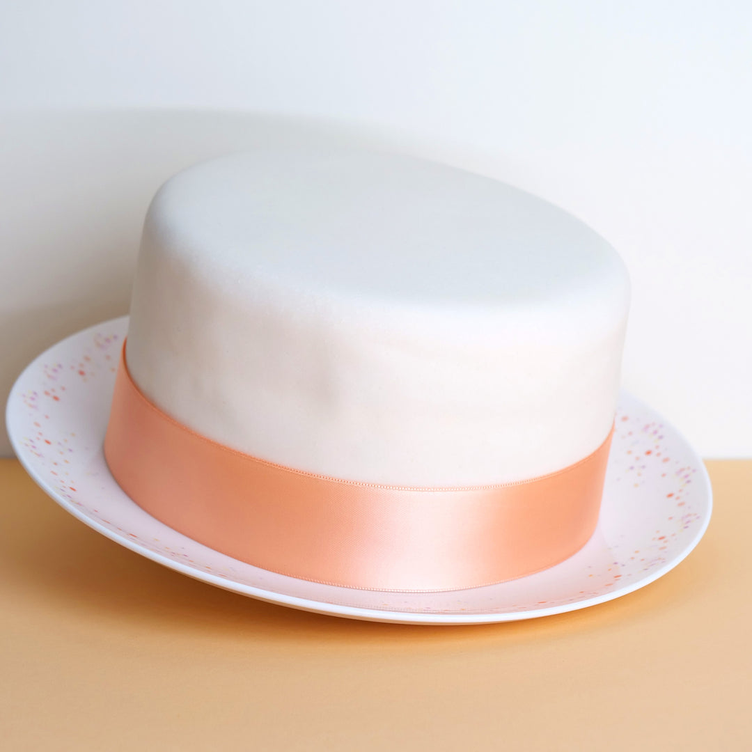 Weiße Deluxe Torte mit Tortenband