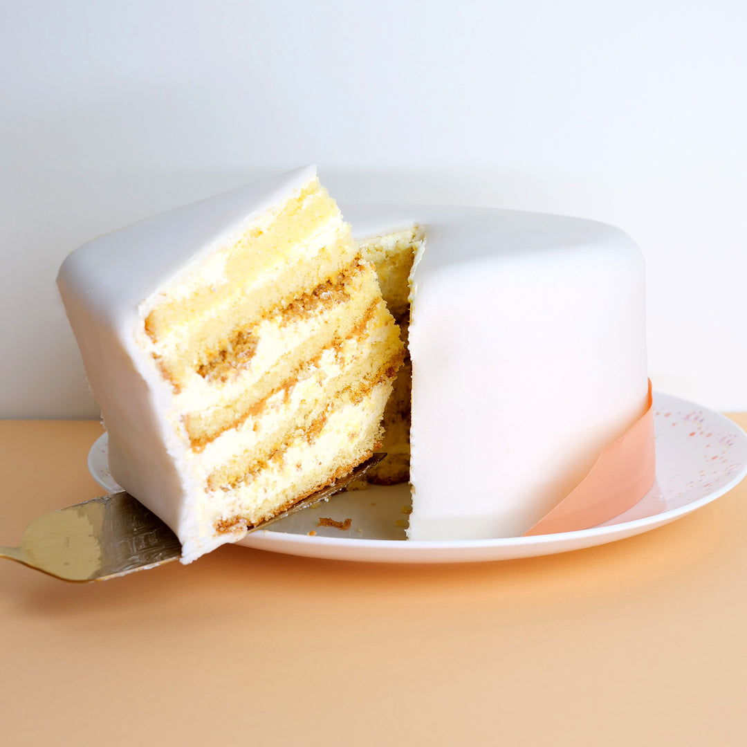 Weiße Deluxe Torte mit Tortenband