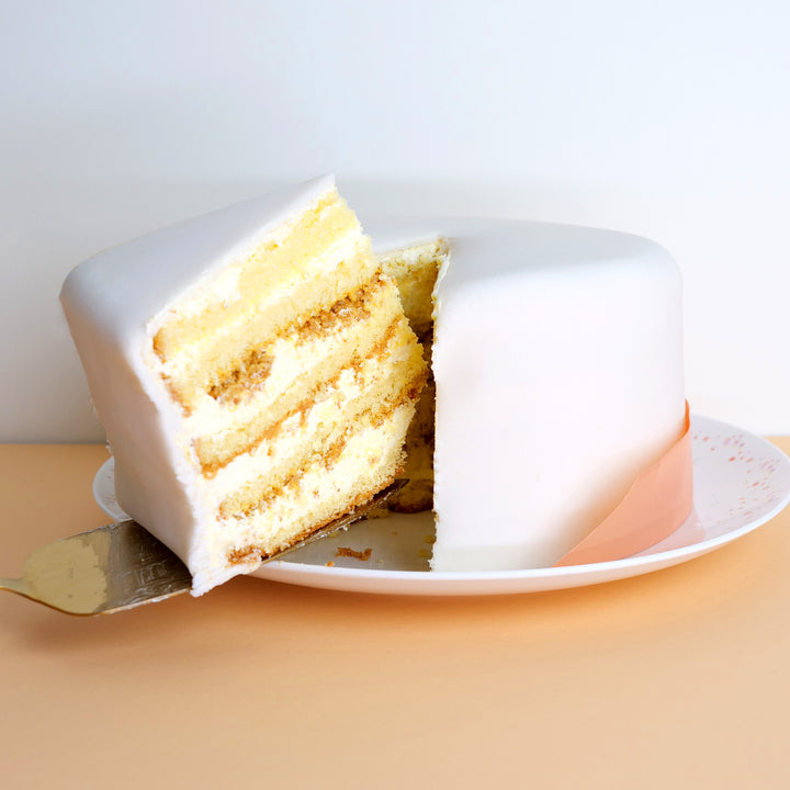 Weiße Deluxe Torte mit Tortenband