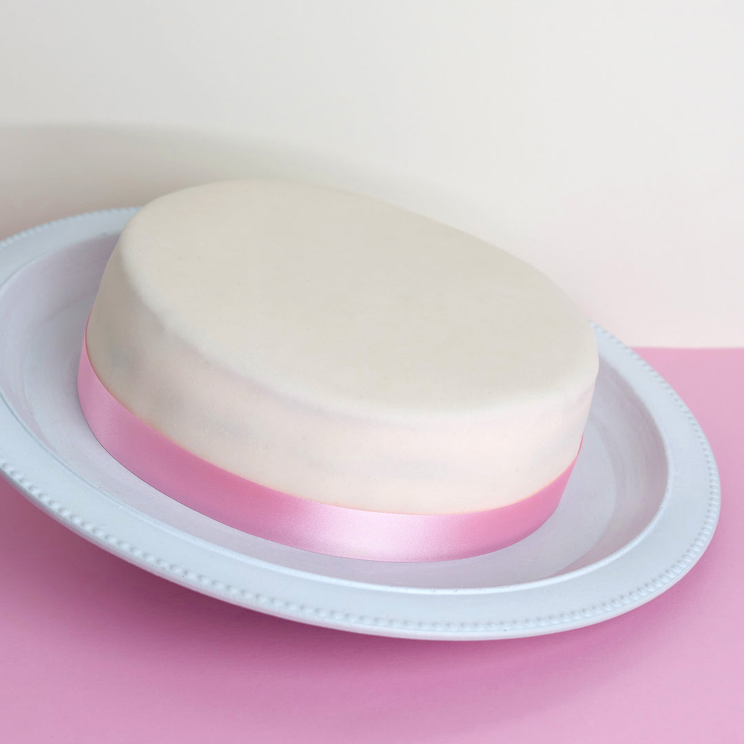 Weiße Torte mit Tortenband