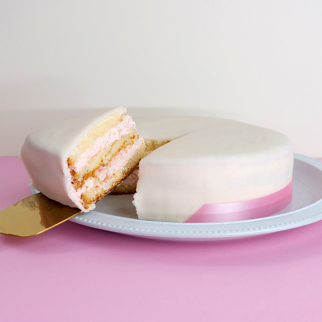 Weiße Torte mit Tortenband
