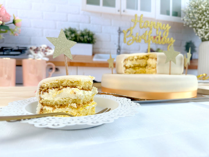 Zweistöckige weiße Torte mit Tortenband