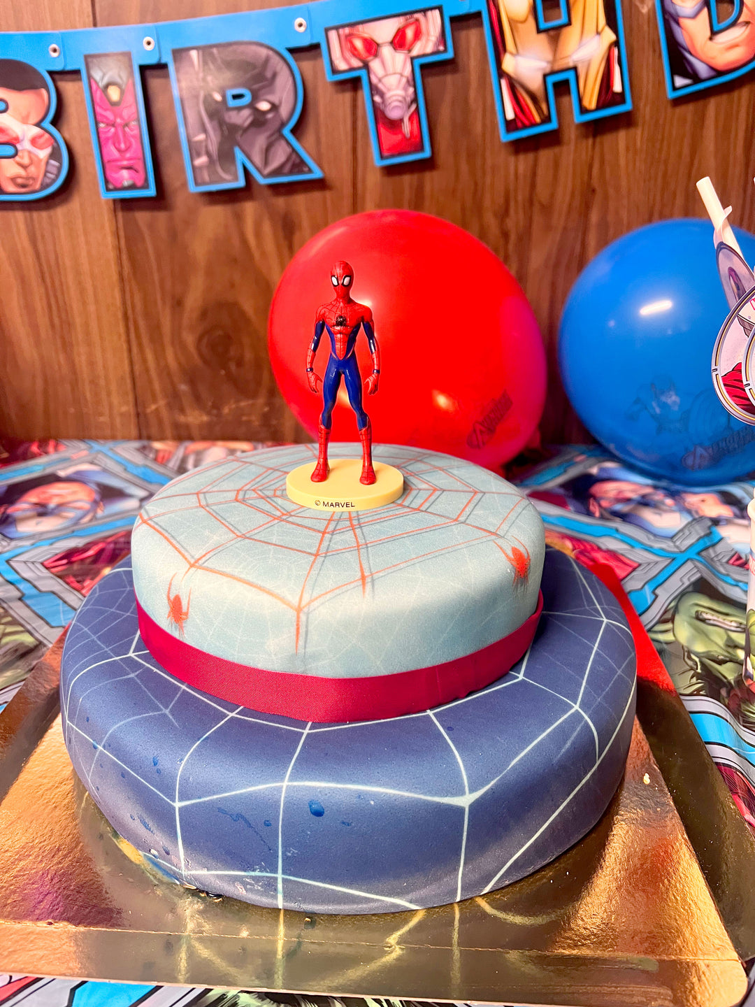 Spider-Man® auf zweistöckiger Spinnennetz-Torte mit Band