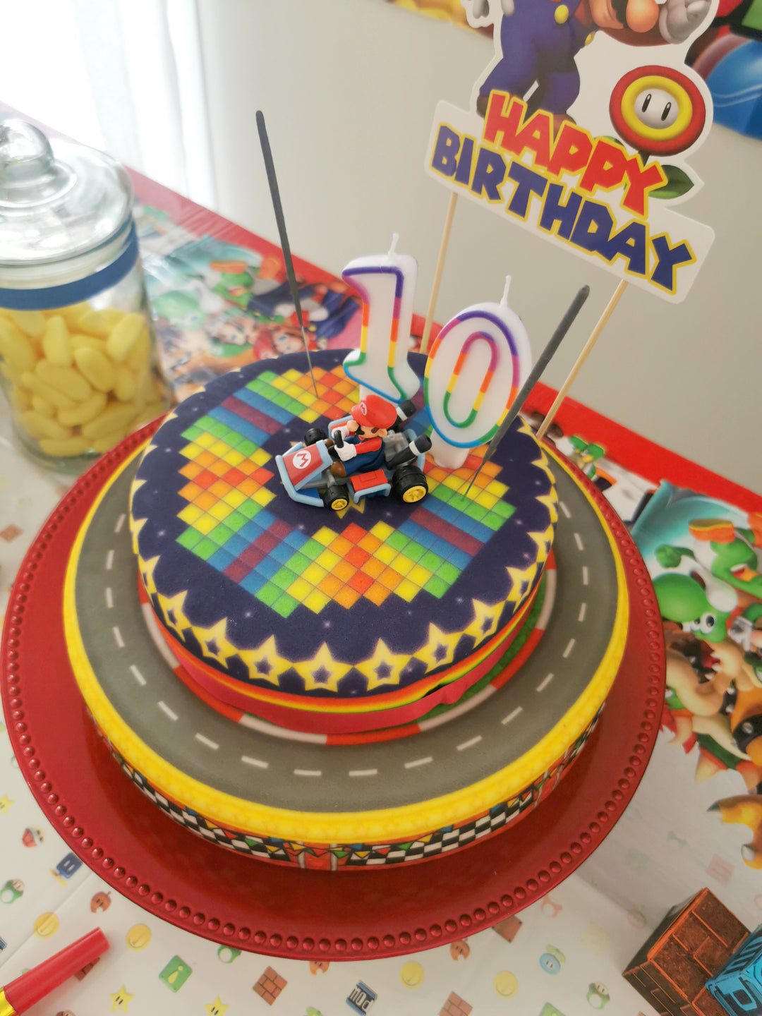 Mario Kart® auf zweistöckiger Weltenstrecken-Torte