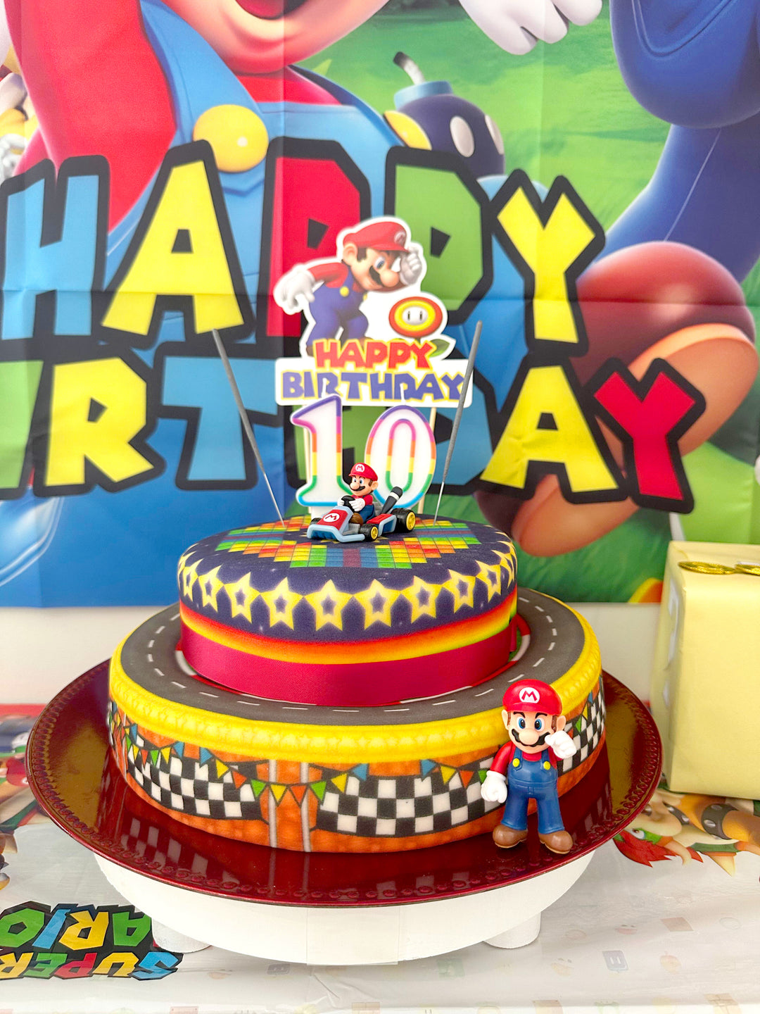 Mario Kart® auf zweistöckiger Weltenstrecken-Torte