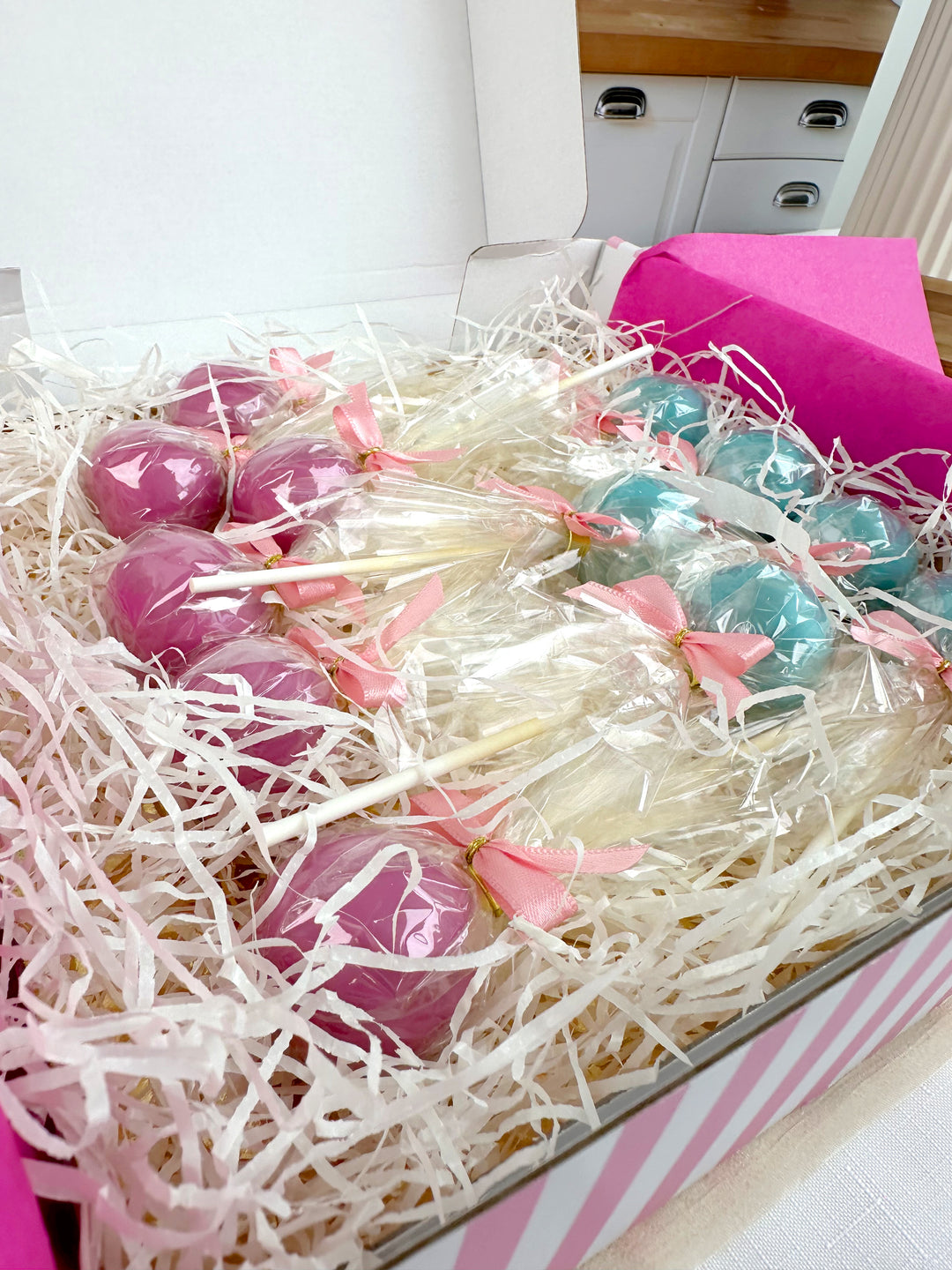 Cake-Pops mit bunter Glasur und Logo (12 Stück)