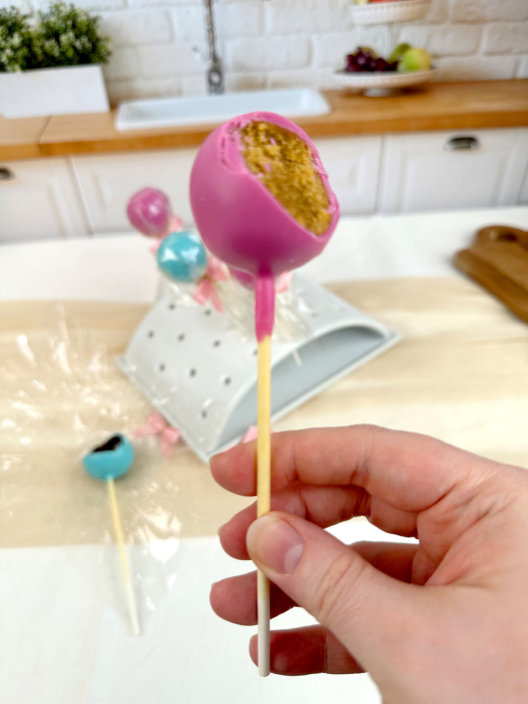Cake-Pops mit bunter Glasur und Logo (12 Stück)