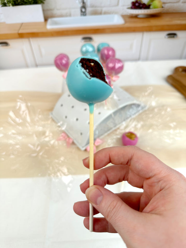 Cake-Pops mit bunter Glasur und Logo (12 Stück)