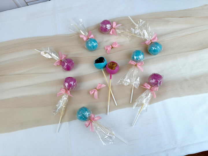 Cake-Pops mit bunter Glasur und Logo (12 Stück)