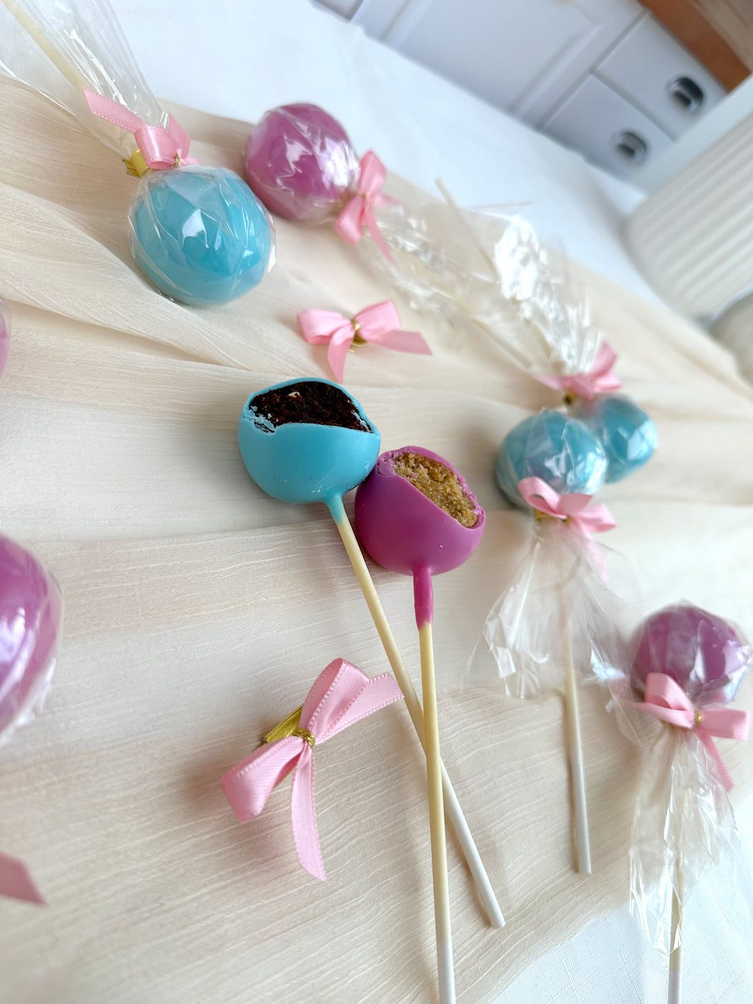 Cake-Pops mit bunter Glasur und Logo (12 Stück)