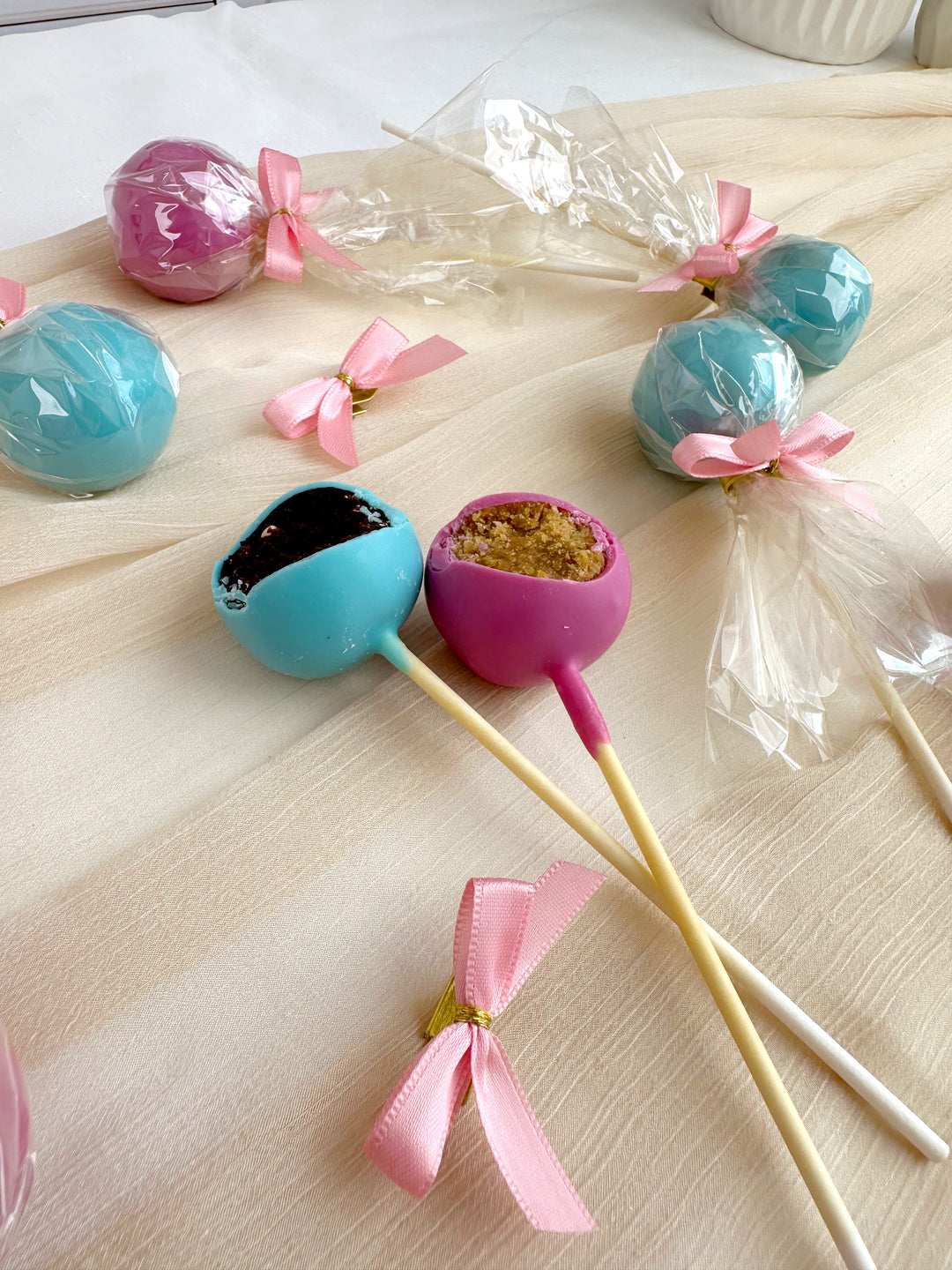 Cake-Pops mit bunter Glasur und Logo (12 Stück)