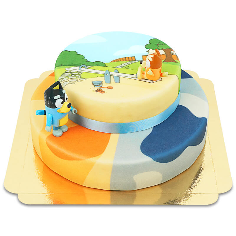 Bluey®-Figur auf 2-stöckiger Torte