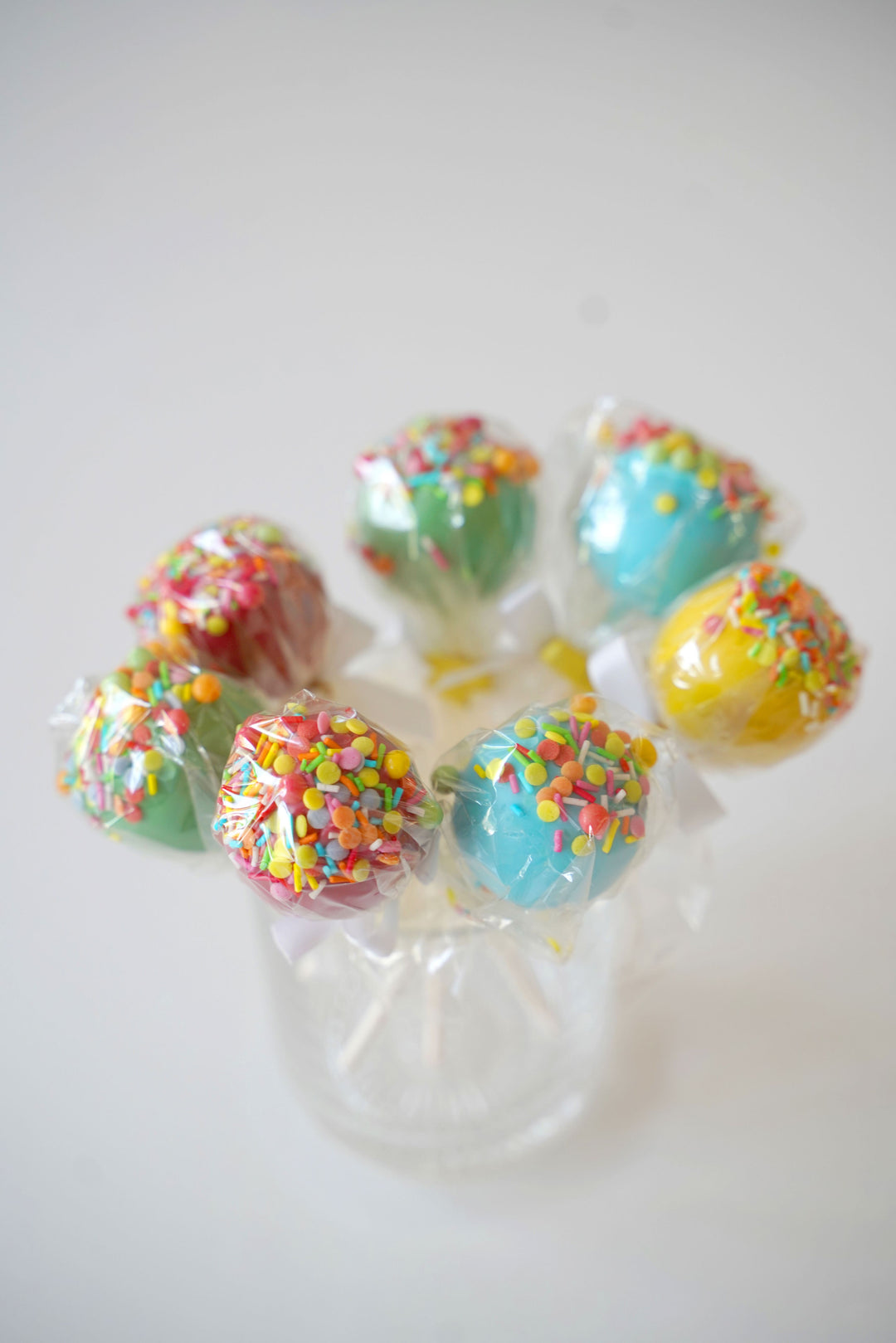 Bunte Cake-Pops mit Streusel-Konfetti (12 Stück)