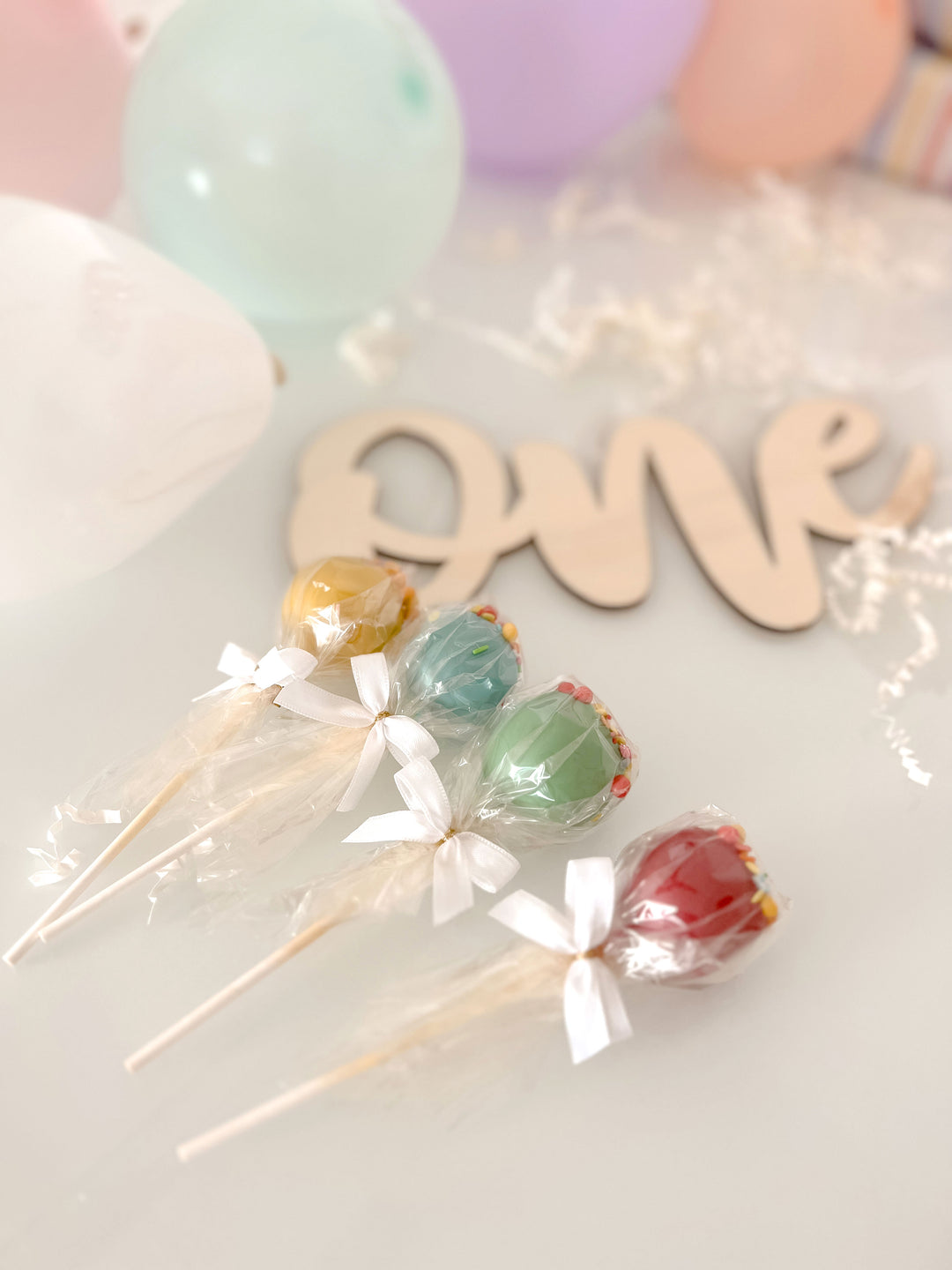 Bunte Cake-Pops mit Streusel-Konfetti (12 Stück)