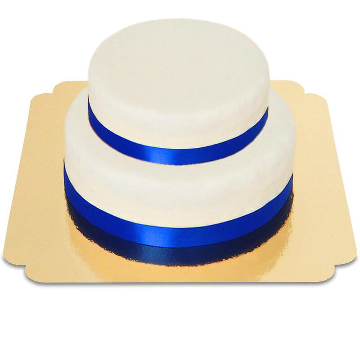 Zweistöckige weiße Torte mit Tortenband