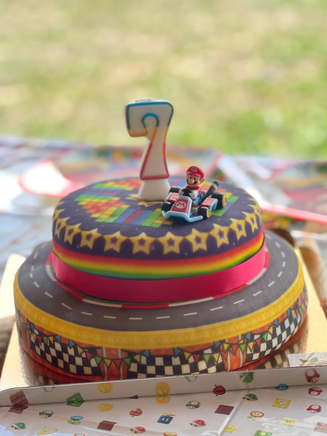 Mario Kart® auf zweistöckiger Weltenstrecken-Torte