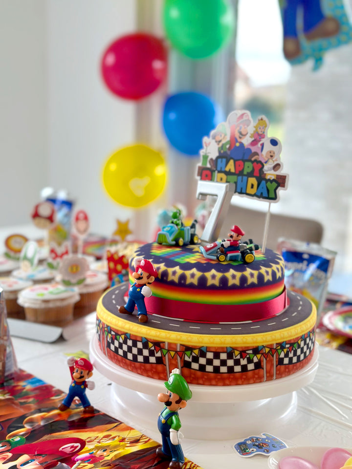 Mario Kart® auf zweistöckiger Weltenstrecken-Torte