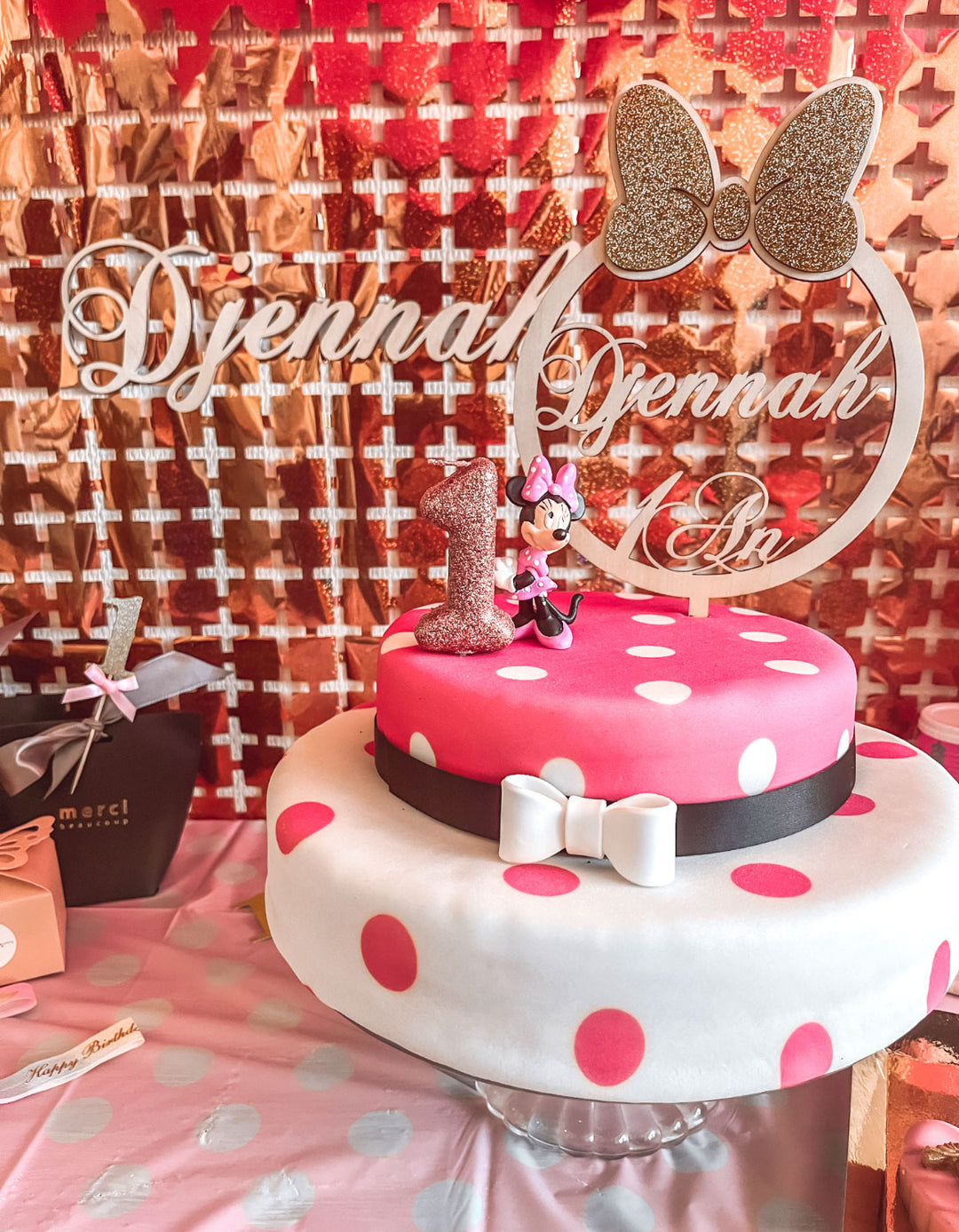 Minnie Maus® auf 2-stöckiger Punkte-Torte