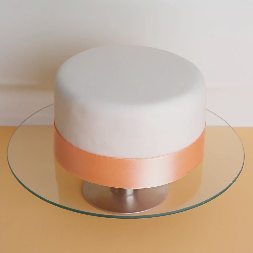 Weiße Deluxe Torte mit Tortenband