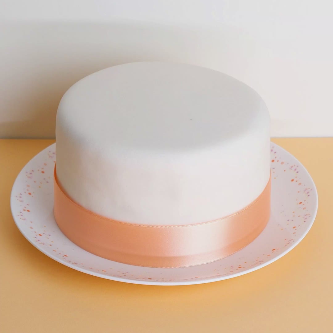 Weiße Deluxe Torte mit Tortenband