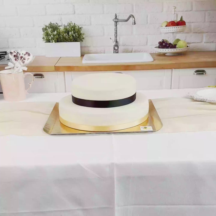 Zweistöckige weiße Torte mit Tortenband