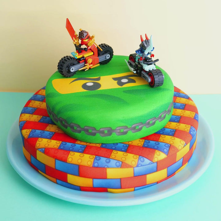 Lego® Ninjago® auf zweistöckiger Ninja-Torte