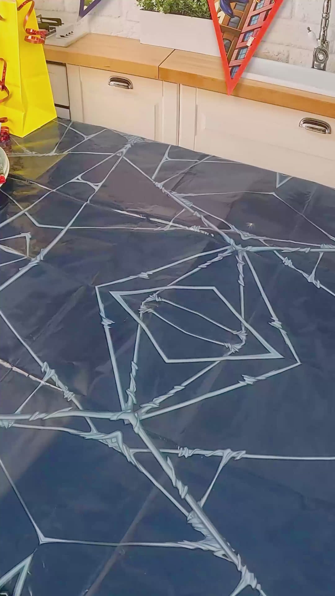 Spider-Man® auf Spinnennetz über New York -Torte